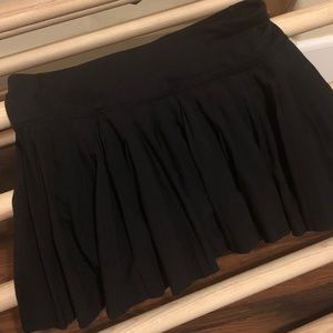 Lululemon size 4 pleat to street black skirt